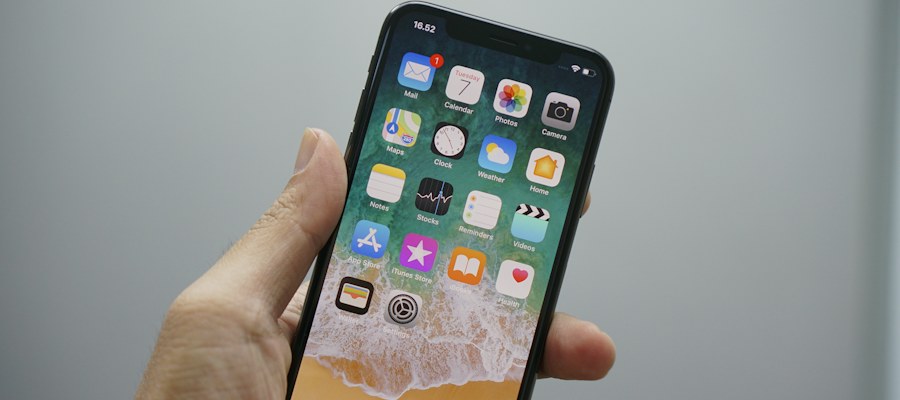 iPhone ilustrando a atualização de segurança para a vulnerabilidade CoreGraphics CVE-2026-86950