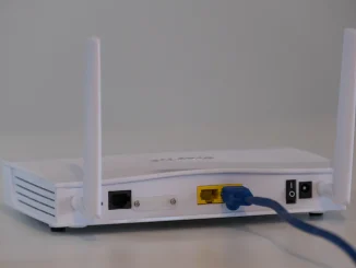 Roteador Wi-Fi em análise sobre os riscos de segurança e privacidade de redes com SSID oculto