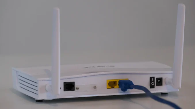 Roteador Wi-Fi em análise sobre os riscos de segurança e privacidade de redes com SSID oculto