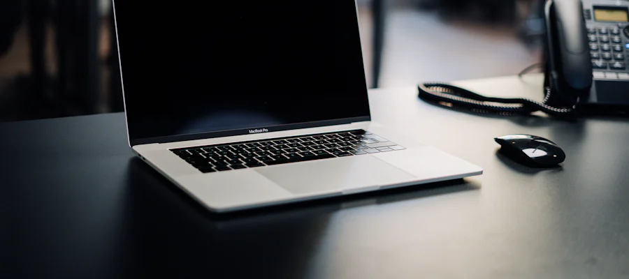 Notebook conectado a rede Wi-Fi durante análise de segurança sobre SSID oculto e descoberta ativa